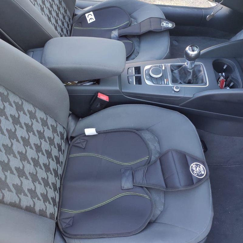 Almohadilla colocada sobre el asiento del coche
